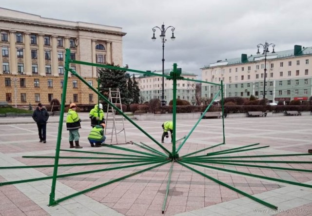Главную новогоднюю ель начали монтировать в Пензе Главную новогоднюю ель начали монтировать в Пензе