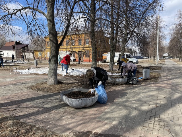 Субботник ко Дню Космонавтики провели возле нижегородского планетария