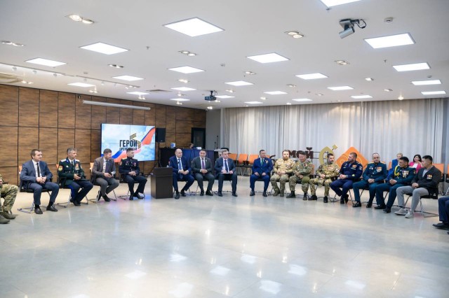 Евгений Солнцев встретился с финалистами программы "Герои Оренбуржья"