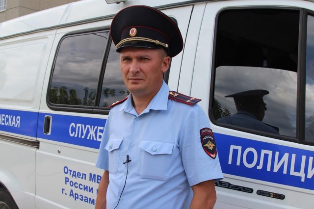 Полицейский в Арзамасе Нижегородской области спас пенсионера из горящего дома