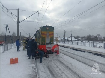 Двое погибли при выезде автомобиля перед тепловозом в Нижегородской области