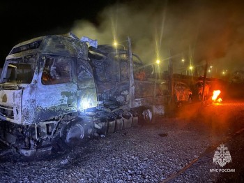  Автовоз с несколькими легковушками сгорел в Арзамасе