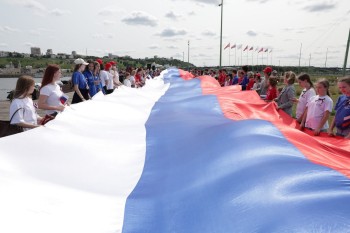 500 нижегородцев растянули 100-метровый российский триколор на Стрелке в честь предстоящего Дня России