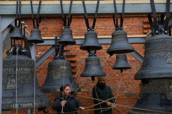 Кресты и купола возрождающегося Троицкого храма на улице Рождественской освятили в Нижнем Новгороде
