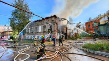 Два расселённых дома горят в центре Нижнего Новгорода