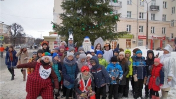 Более 500 детей и взрослых стали участниками праздничного открытия главной елки Ленинского района Чебоксар