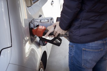 Более чем на 4 рубля снизились цены на бензин в Кировской области за две недели