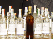 В Дзержинске трое мужчин украли со склада, на котором работали, более 250 бутылок алкоголя