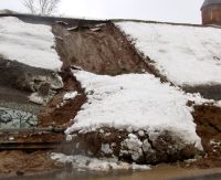 В Н.Новгороде в районе метромоста произошло обрушение грунта