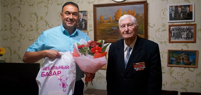 Сотрудники ТЦ "Мебельный Базар" поздравили ветерана с Днём Военно-Морского Флота