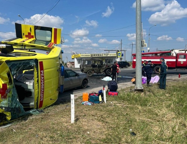 Один человек погиб и трое пострадали в массовом ДТП со "скорой" под Ульяновском