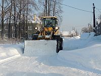 Около 20 единиц тракторов, грейдеров и погрузчиков ежедневно выходит на уборку дорог частного сектора в Чебоксарах