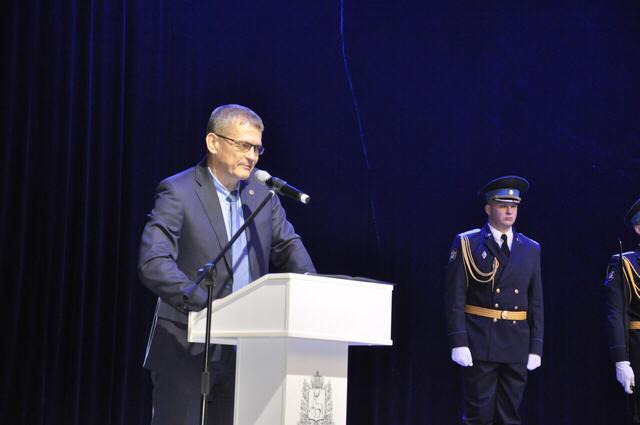Петр Банников поздравил судебных приставов с профессиональным праздником Петр Банников поздравил судебных приставов с профессиональным праздником