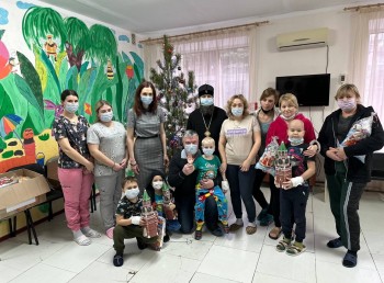 Депутат Госдумы Артем Кавинов привез игрушки и новогодние подарки ребятам в Луганскую детскую больницу