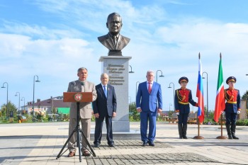 Первому президенту Республики Татарстан Минтимеру Шаймиеву установлен прижизненный памятный бюст