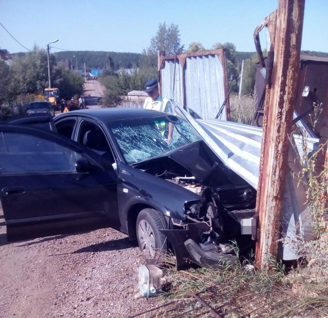 Водитель Nissan наехал на металлический столб в Башкирии и погиб