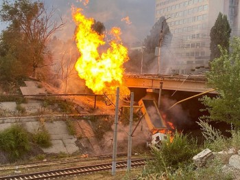 Пожар вспыхнул в Саратове из-за падения грузовика на газовую трубу 15 июля (ВИДЕО)