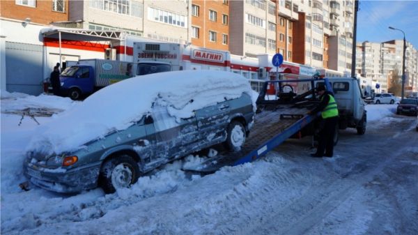 Мешающие работе коммунальной техники автомобили эвакуировали по пр. Тракторостроителей в Чебоксарах Мешающие работе коммунальной техники автомобили эвакуировали по пр. Тракторостроителей в Чебоксарах