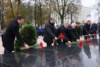 Участники коллегии Генпрокуратур России и Белоруссии возложили цветы к Вечному огню в Нижегородском кремле