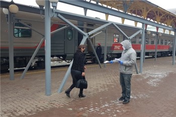 Памятки для прибывающих раздают на ж/д вокзале РЖД Чебоксар 