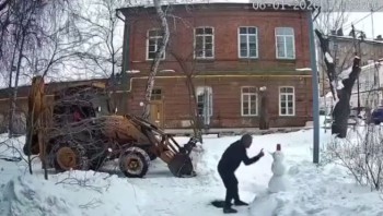 Тракторист в Оренбурге спас снеговика