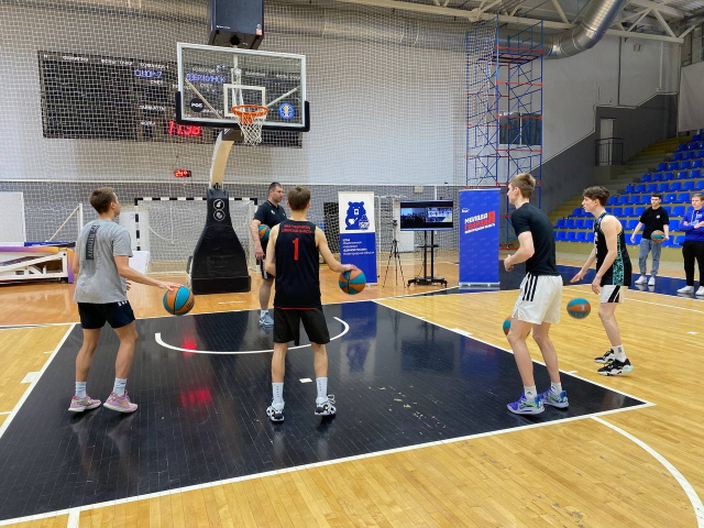 Молодогвардейцы совместно с БК "Пари НН" провели мастер-класс по телемосту для юношеской сборной ДНР по баскетболу