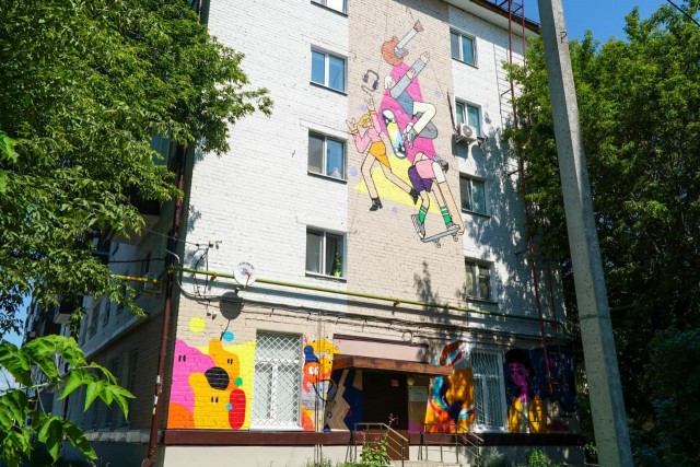 Граффити с изображением жизнерадостных подростков появилось на стене дома на Горьковском шоссе в Казани