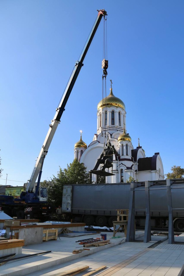  Памятник Алексею Толстому устанавливают в Самаре