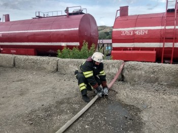 Пожарные расчёты сохранили жилые дома в оренбургском Медногорске от огня