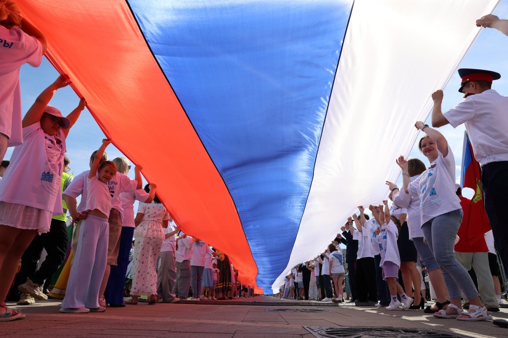100-метровый флаг России развернули на Нижегородской ярмарке