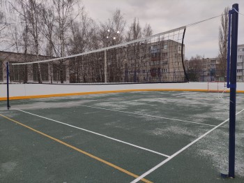 Универсальную спортивную площадку установили на территории школы № 27 в Сормове