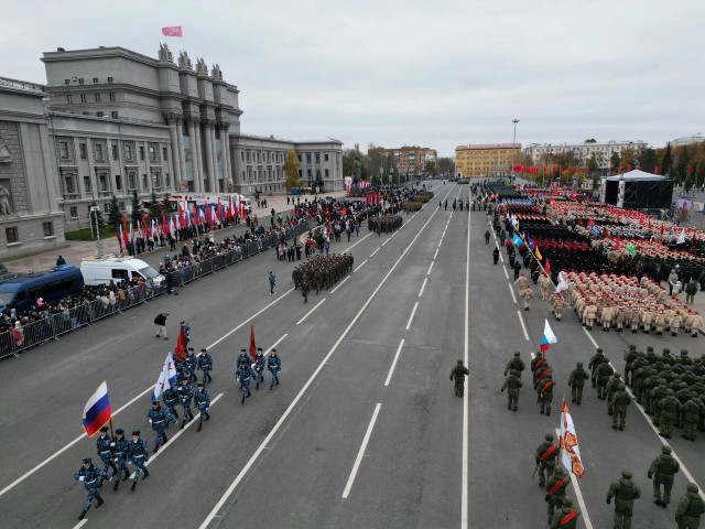 Парад в Самаре в честь 7 ноября: символ исторической памяти и единства народа