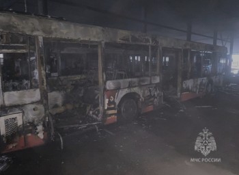 Пять автобусов сгорели при пожаре в автобоксе в Казани Пять автобусов сгорели при пожаре в автобоксе в Казани