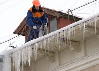 Предприятия ЖКХ города Чебоксары проводят работы по уборке сосулек и снежных шапок с кровель жилых домов

