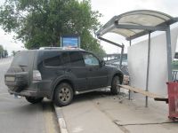 В Н.Новгороде автомобиль врезался в остановку, пострадали 2 женщины