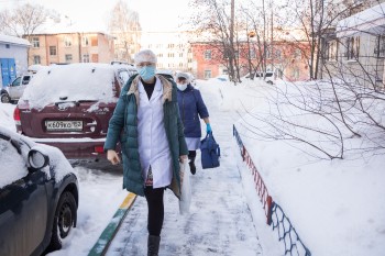 Депутаты и волонтеры оказывают помощь нижегородским медикам в проведении вакцинации