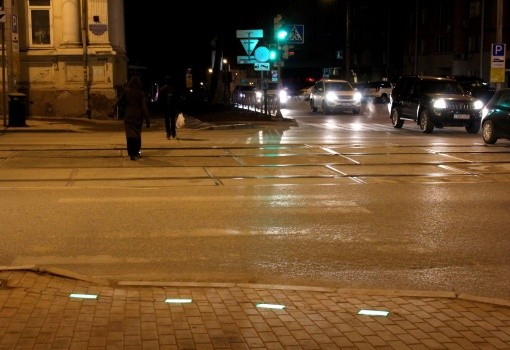 Вмонтированный в тротуарную плитку светофор установили в Перми Вмонтированный в тротуарную плитку светофор установили в Перми