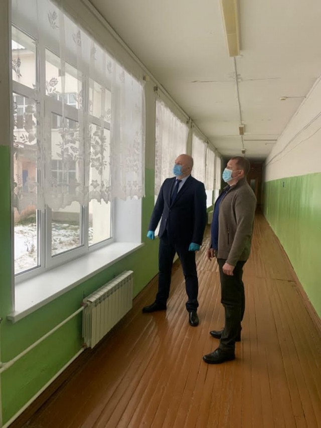 Компания "ЛУКОЙЛ" помогла с заменой окон в школе поселка Ждановский Кстовского района 
