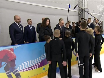 Владимир Путин дал совет начинающим фигуристам в Самаре