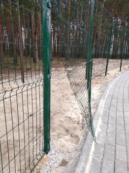 Вандалы испортили ограждение парка &quot;Утиное озеро&quot; в Дзержинске