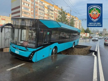 Троллейбус завис над провалом после ливня в Казани