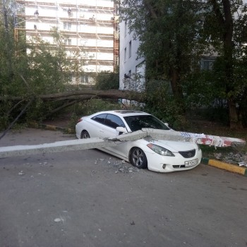 Бетонный столб упал на иномарку в Приокском районе Нижнего Новгорода