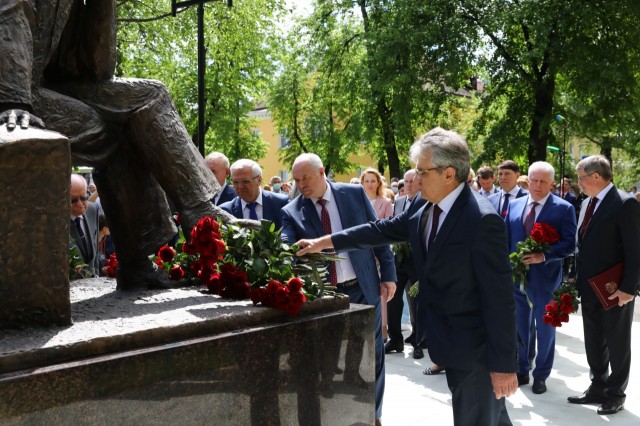Памятник Андрею Сахарову открыли в Сарове Нижегородской области