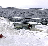 На Гребной канал прибыл вертолет для извлечения из воды разбившегося ранее воздушного судна