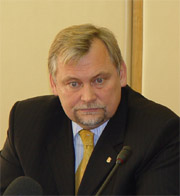 Булавинов не считает правильным размещение рекламных плакатов "За долги "повесят"