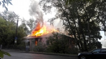 Пожарные тушат нежилой трехэтажный дом на ул. Советской в Нижнем Новгороде