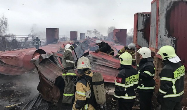 Эвакуированных из-за пожара жильцов 5-этажного дома в Канаше временно разместят в здании школы