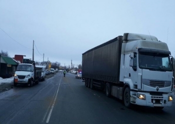 Пересекавший автотрассу в неположенном месте мужчина погиб в Самарской области, попав под колеса грузовой ГАЗели и фуры