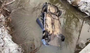 Мужчина в Удмуртии спас женщину из упавшего с моста автомобиля (ВИДЕО)