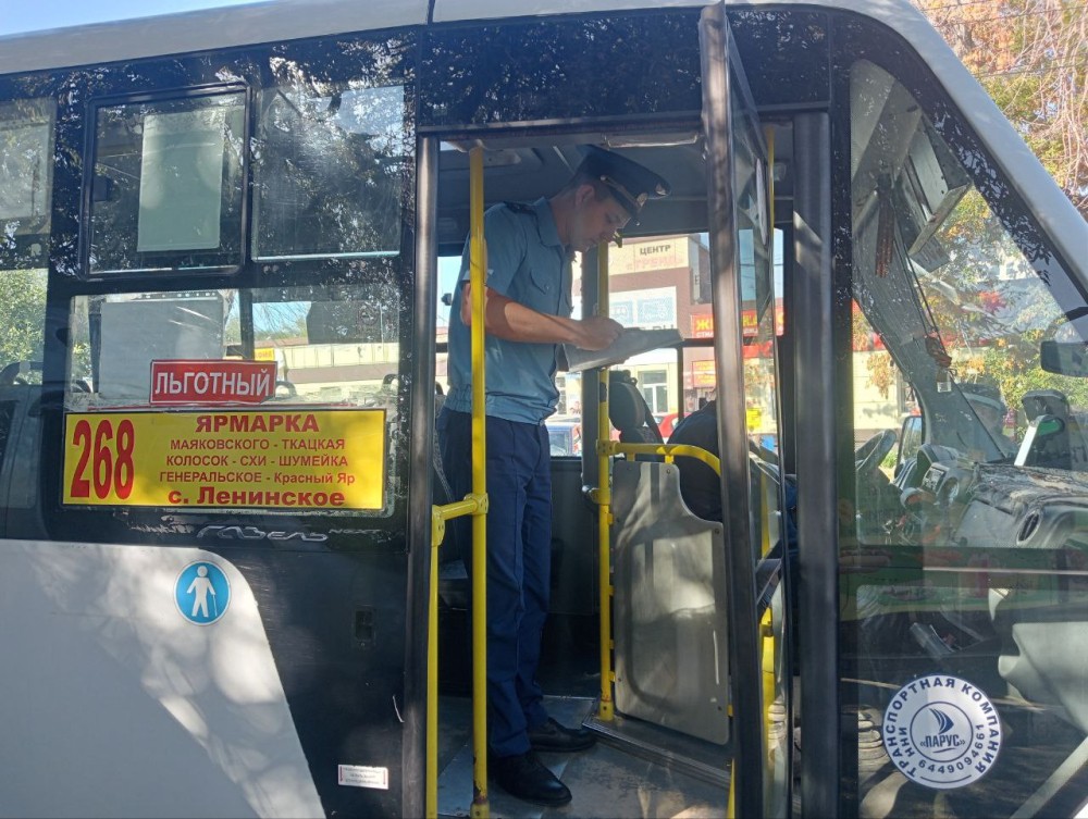 Многочисленные нарушения пассажирских автобусных перевозок выявили в Энгельсе